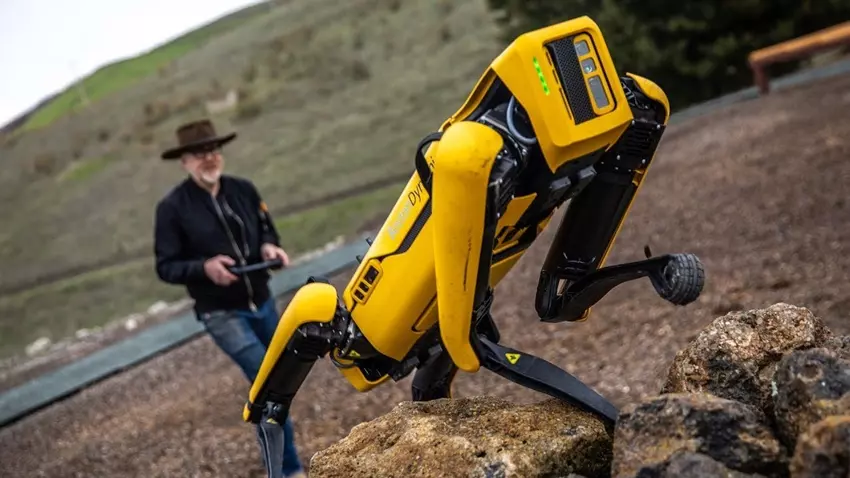  
Boston Dynamics  принимает заказы на роботизированных псов - Спотов (Spot), еще с осени того года.