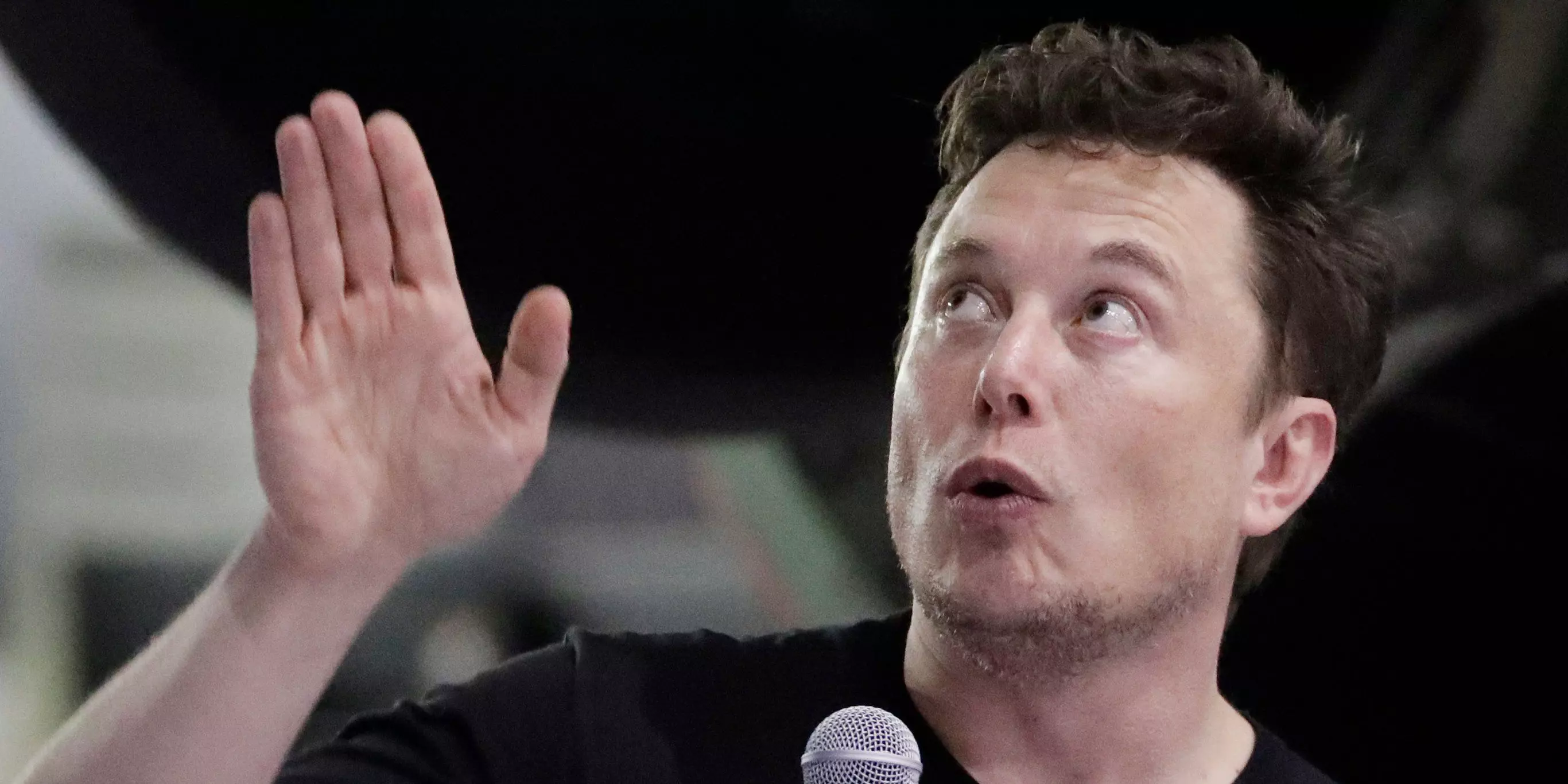 В подкасте от Third Row Tesla  Илон  говорит в основном о себе, рассказывает что привело его к разработкам SpaceX и Tesla, и какие разработки он планирует на будущее.